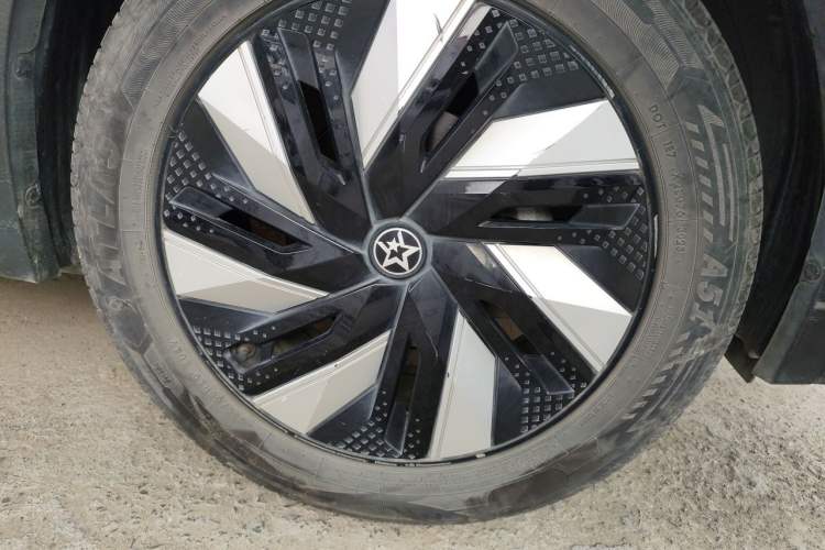 Used Venucia V DD-i 2023 60km iD Version Right Front Wheel Hub