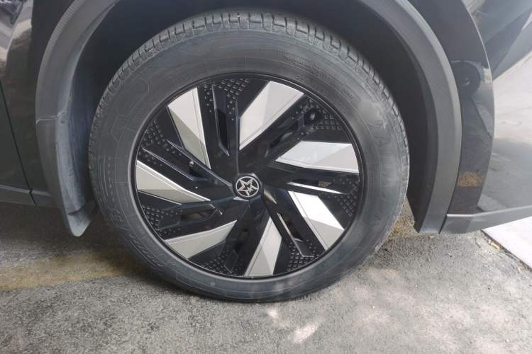 Used Venucia V DD-i 2023 110 km iE Version Right Front Wheel Hub