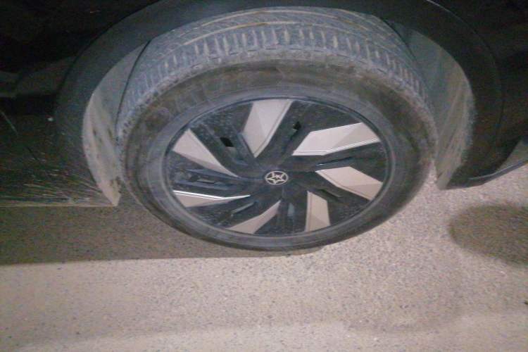 Used Venucia V DD-i 2023 110 km iE Version Right Front Wheel Hub