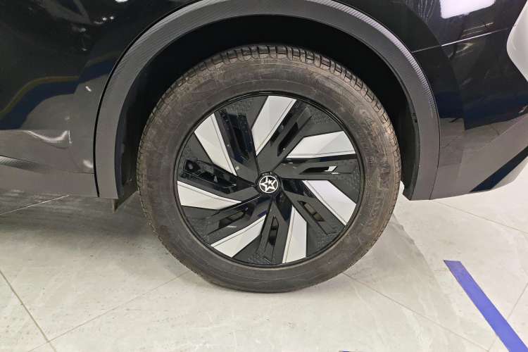 Used Venucia V DD-i 2023 110 km iE Version Right Front Wheel Hub