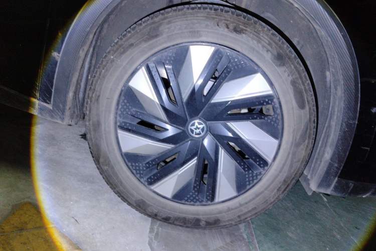 Used Venucia V DD-i 2023 110 km iE Version Right Front Wheel Hub