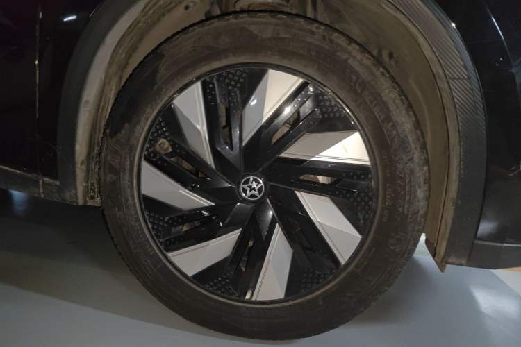 Used Venucia V DD-i 2023 110 km iE Version Right Front Wheel Hub
