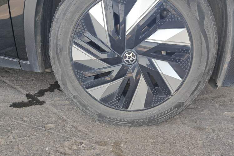 Used Venucia V DD-i 2023 110 km iE Version Right Front Wheel Hub