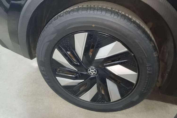 Used Venucia V DD-i 2023 110 km iE Version Right Rear Wheel Hub