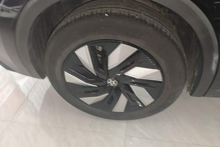Used Venucia V DD-i 2023 110 km iE Version Right Rear Wheel Hub