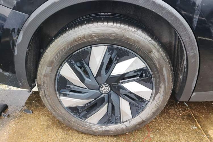 Used Venucia V DD-i 2023 110 km iE Version Right Rear Wheel Hub