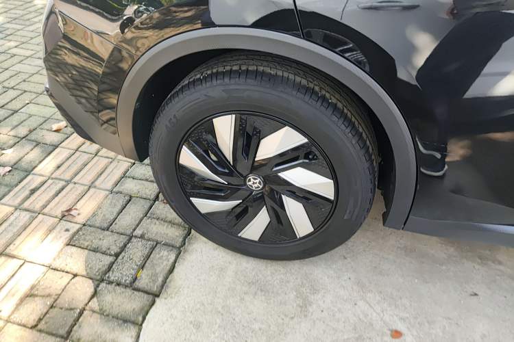 Used Venucia V DD-i 2023 60km iD Version Right Rear Wheel Hub