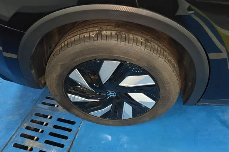 Used Venucia V DD-i 2023 110 km iE Version Right Rear Wheel Hub