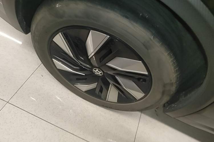 Used Venucia V DD-i 2023 110 km iE Version Right Rear Wheel Hub