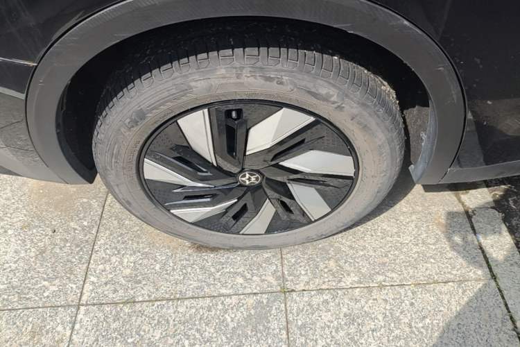 Used Venucia V DD-i 2023 110 km iE Version Right Rear Wheel Hub
