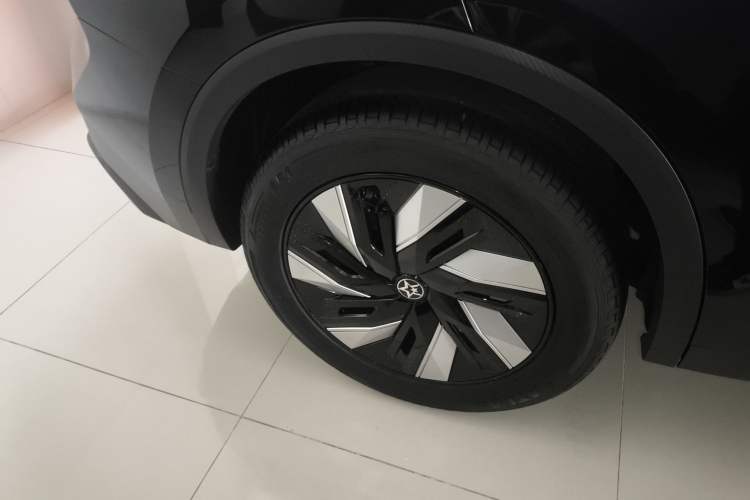 Used Venucia V DD-i 2023 60km iD Version Right Rear Wheel Hub