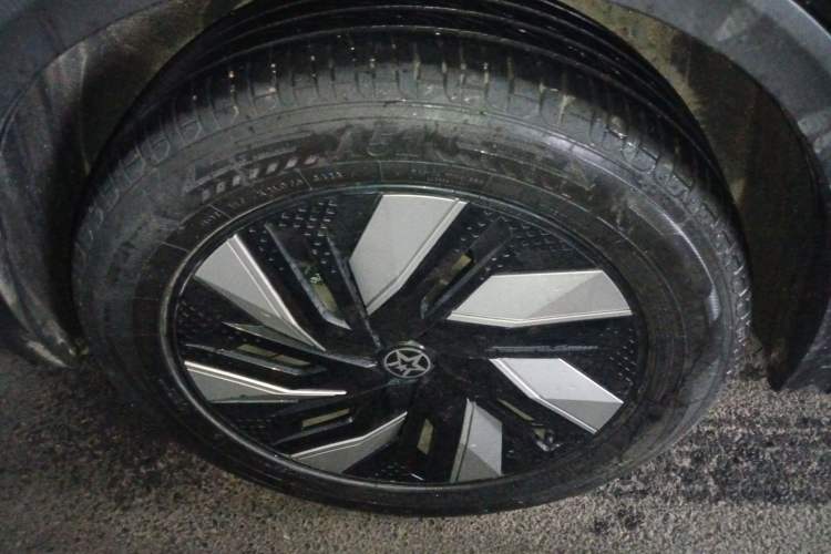 Used Venucia V DD-i 2023 110 km iE Version Right Rear Wheel Hub