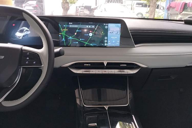 Used Venucia V DD-i 2023 110 km iE Version Audio And AC Panel