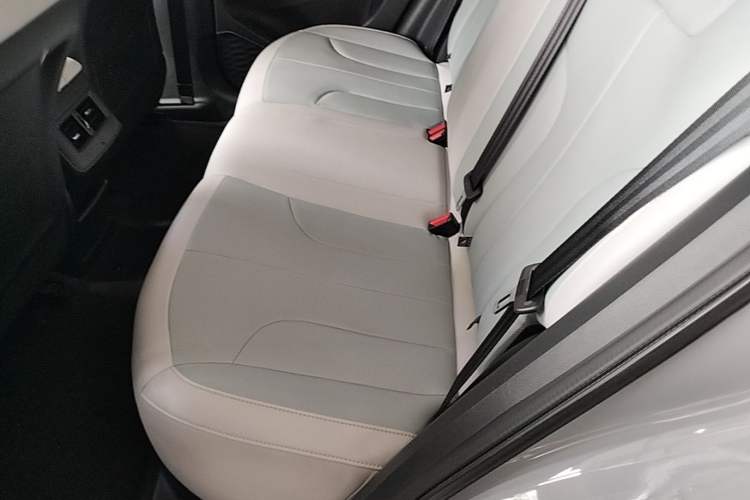 Used Venucia V DD-i 2023 110 km iE Version Left Rear Seat