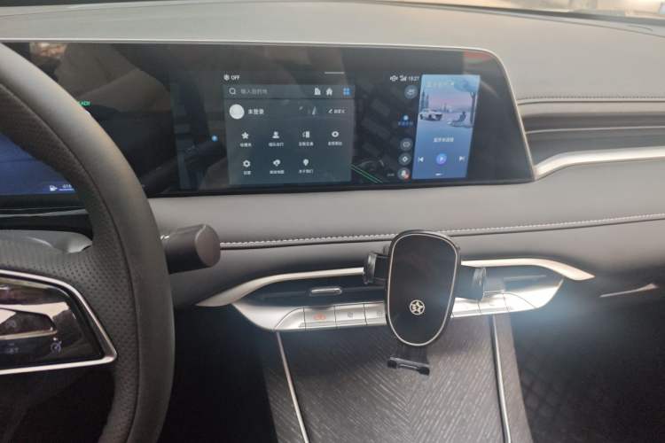 Used Venucia V DD-i 2023 110 km iE Version Audio And AC Panel