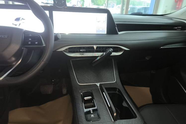 Used Venucia V DD-i 2023 110 km iE Version Audio And AC Panel