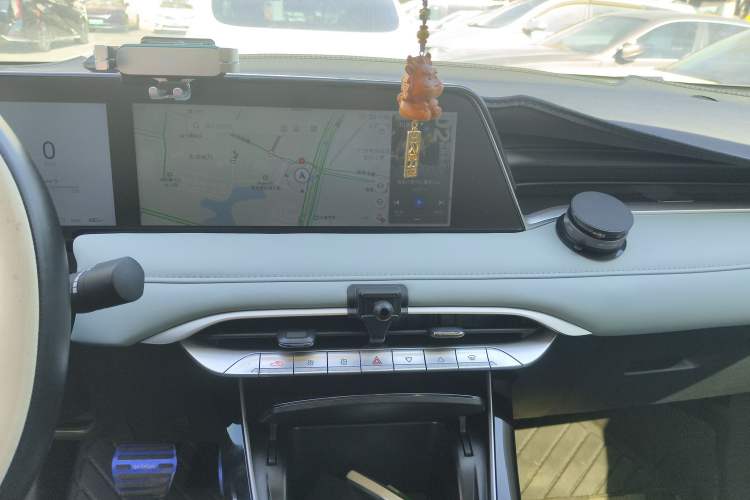 Used Venucia V DD-i 2023 60km iD Version Audio And AC Panel