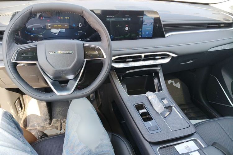 Used Venucia V DD-i 2023 110km iT Version Center Console