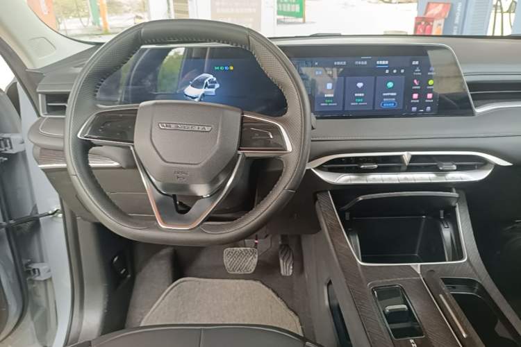 Used Venucia V DD-i 2023 60km iD Version Center Console