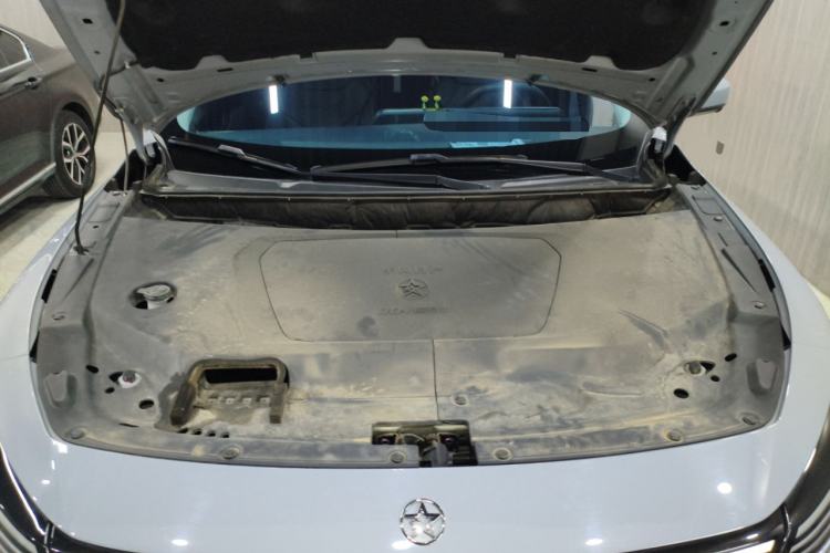 Used Venucia V DD-i 2023 110 km iE Version Engine Bay
