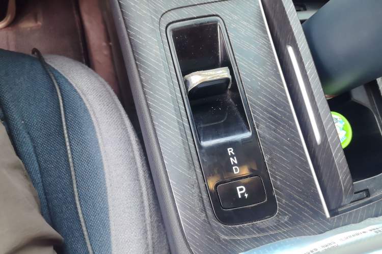Used Venucia V DD-i 2023 110 km iE Version Gear Lever