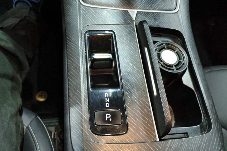 Used Venucia V DD-i 2023 110 km iE Version Gear Lever