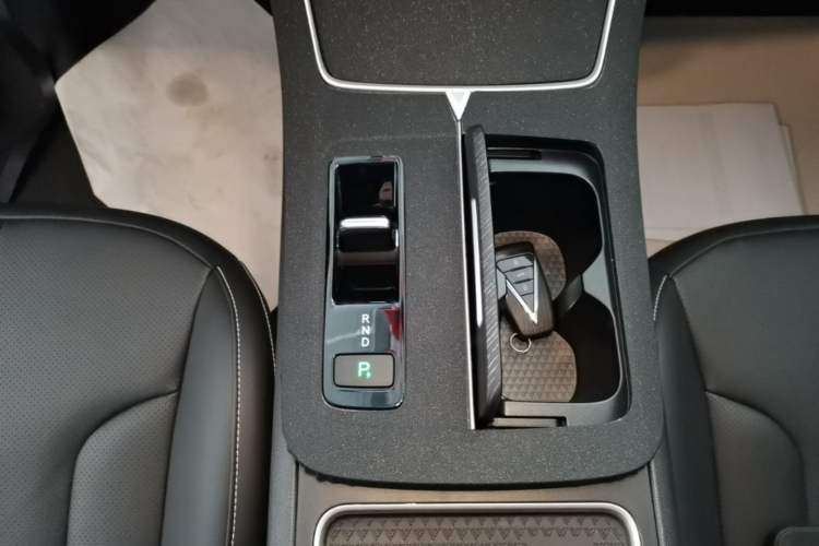 Used Venucia V DD-i 2023 60km iD Version Gear Lever