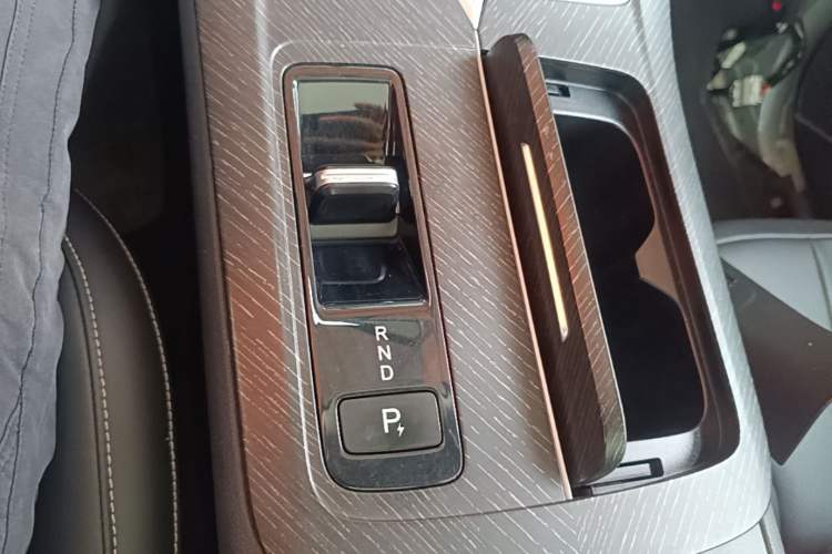 Used Venucia V DD-i 2023 60km iD Version Gear Lever