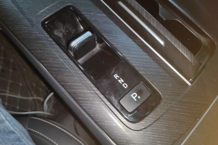 Used Venucia V DD-i 2023 60km iD Version Gear Lever