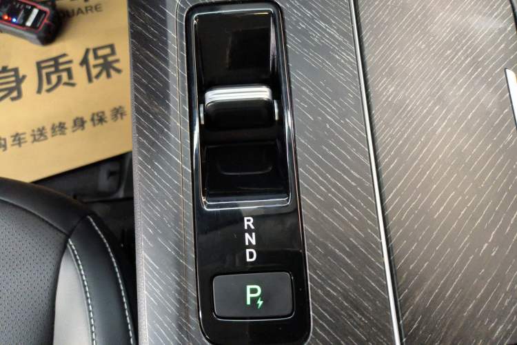 Used Venucia V DD-i 2023 60km iD Version Gear Lever