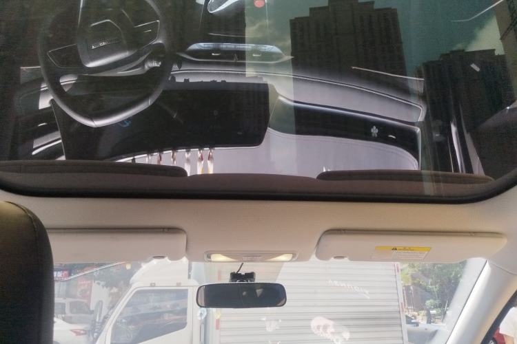 Used Venucia V DD-i 2023 60km iD Version Headliner