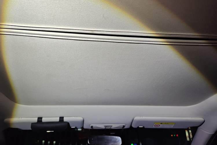 Used Venucia V DD-i 2023 60km iD Version Headliner