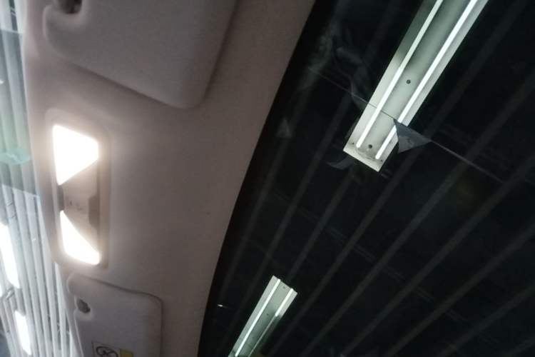 Used Venucia V DD-i 2023 60km iD Version Headliner