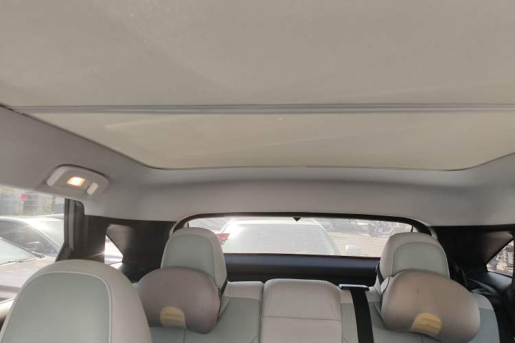 Used Venucia V DD-i 2023 60km iD Version Headliner
