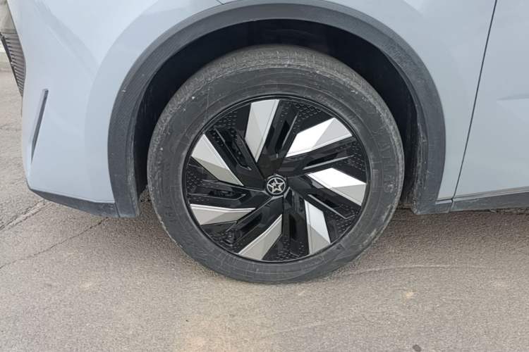 Used Venucia V DD-i 2023 110 km iE Version Left Front Wheel Hub