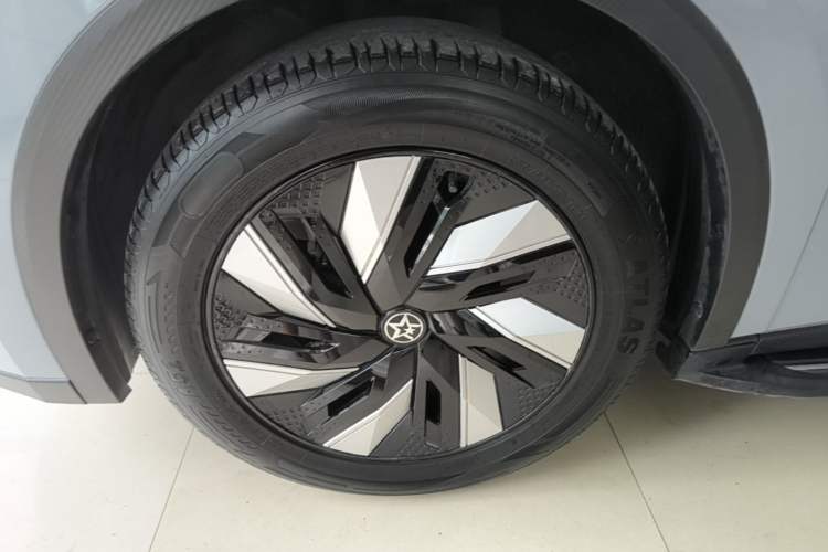 Used Venucia V DD-i 2023 110 km iE Version Left Front Wheel Hub