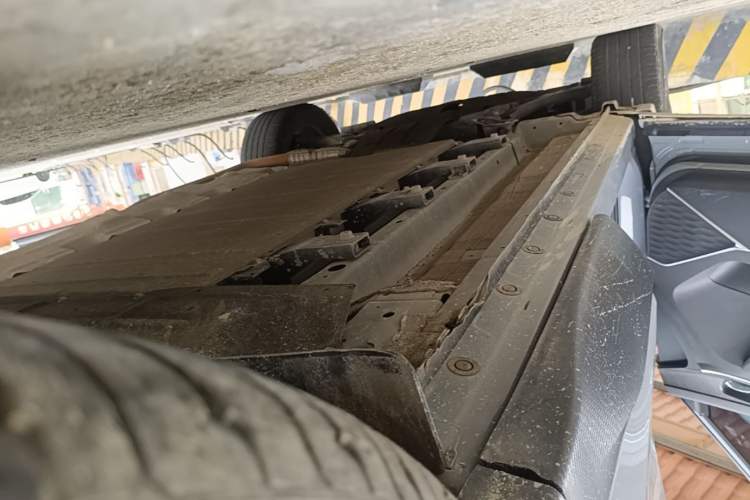 Used Venucia V DD-i 2023 60km iD Version Left Side Sill