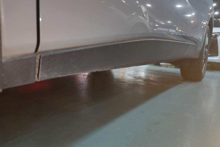 Used Venucia V DD-i 2023 60km iD Version Left Side Sill