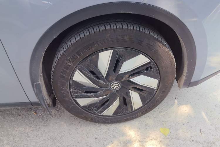 Used Venucia V DD-i 2023 110 km iE Version Right Front Wheel Hub