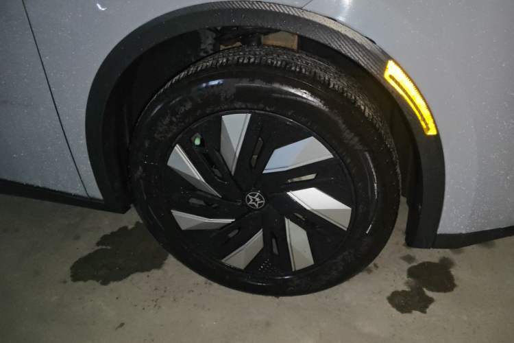 Used Venucia V DD-i 2023 110 km iE Version Right Front Wheel Hub