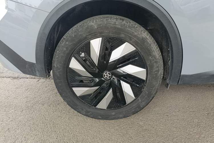 Used Venucia V DD-i 2023 110 km iE Version Right Rear Wheel Hub