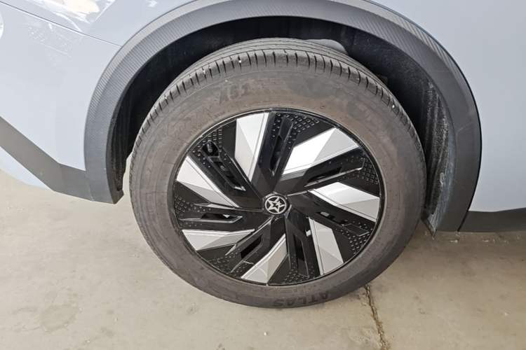 Used Venucia V DD-i 2023 60km iD Version Right Rear Wheel Hub
