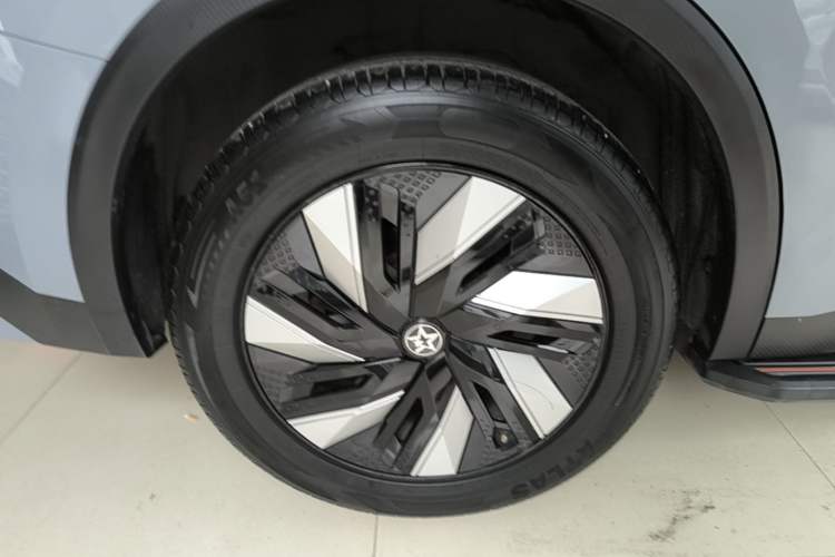 Used Venucia V DD-i 2023 110 km iE Version Right Rear Wheel Hub