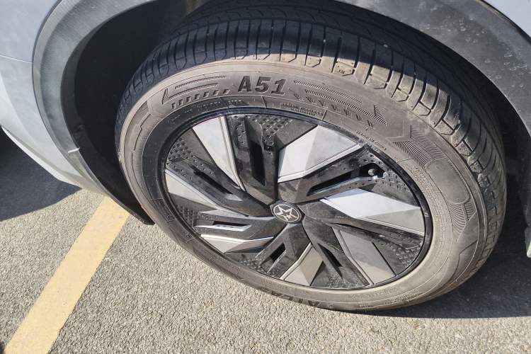 Used Venucia V DD-i 2023 60km iD Version Right Rear Wheel Hub