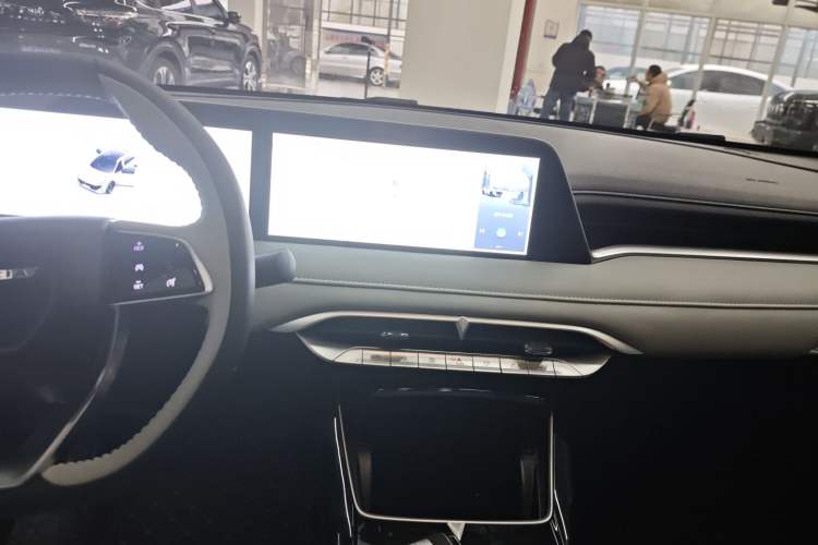 Used Venucia V DD-i 2023 110 km iE Version Audio And AC Panel