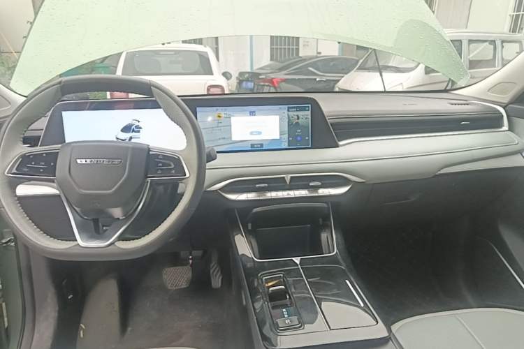 Used Venucia V DD-i 2023 110 km iE Version Audio And AC Panel