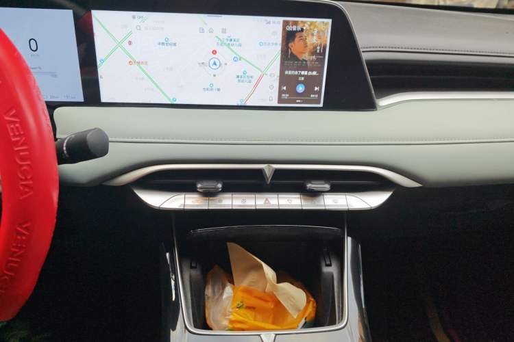 Used Venucia V DD-i 2023 110 km iE Version Audio And AC Panel