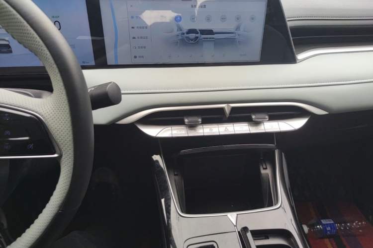 Used Venucia V DD-i 2023 110 km iE Version Audio And AC Panel