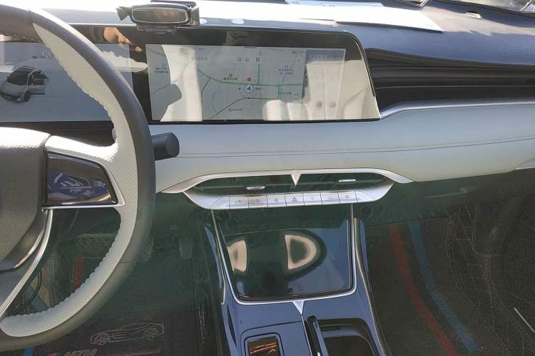 Used Venucia V DD-i 2023 110 km iE Version Audio And AC Panel