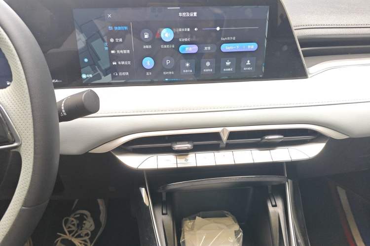 Used Venucia V DD-i 2023 110 km iE Version Audio And AC Panel